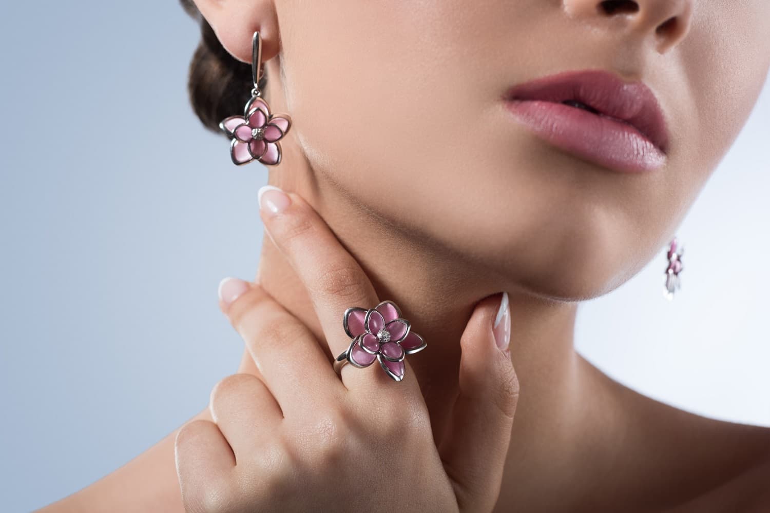 trait-young-model-posing-sensually-wearing-flower-shaped-ring-earrings)